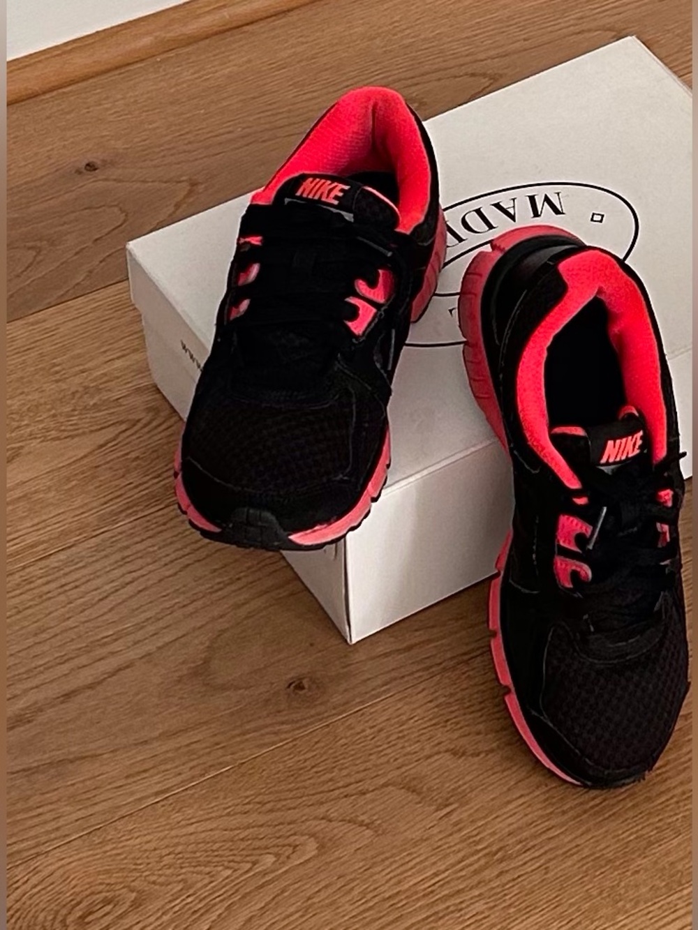 Nike "Dual Fusion ST2" Black/Coral Lightweight Running Shoes - Picture 1 of 8